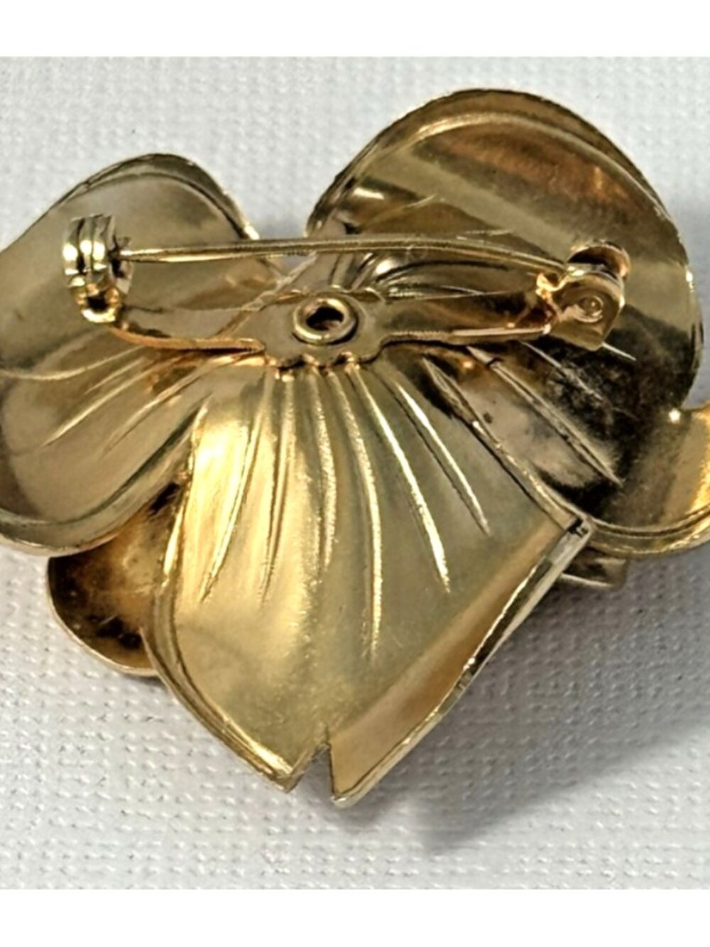 Gold Tone Flower Brooch Pin With Faux Pearl Center - Picture 8 of 10